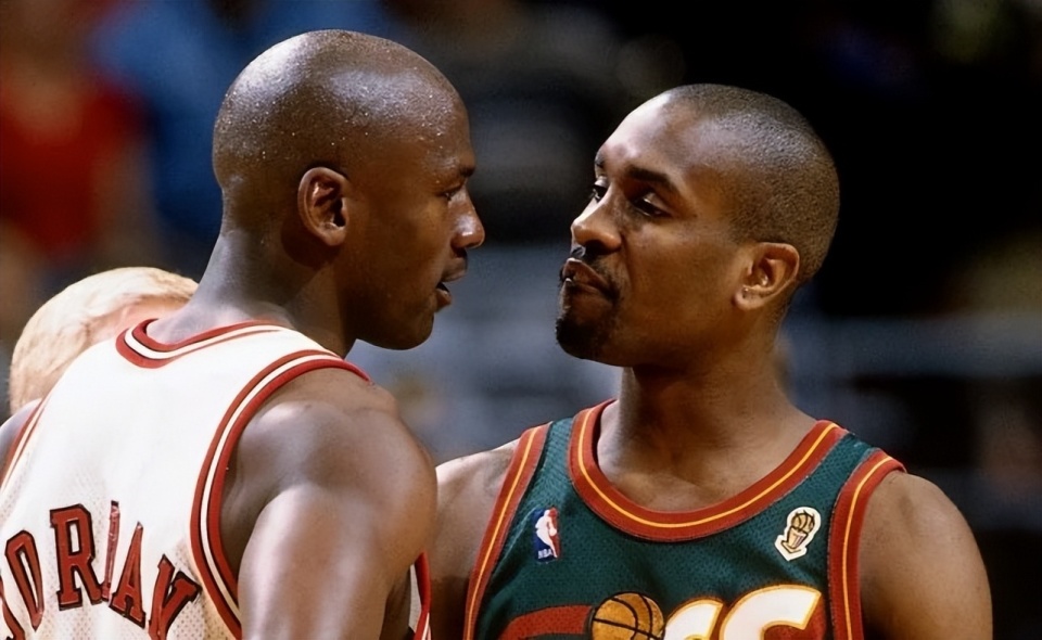 一双超乎常, 锋利的匕首