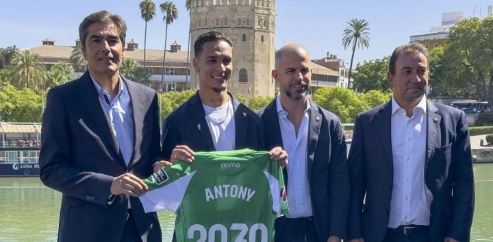 是他, 诺丁汉森林, Wru 是他, 诺丁汉森林, Wru